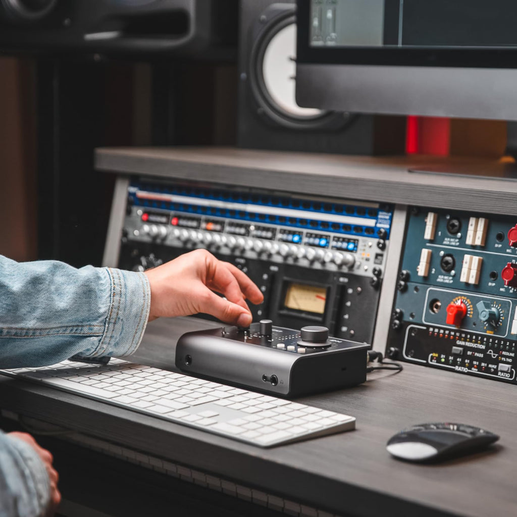 Black USB-C Audio Interface with 2 Microphone Preamps O731281