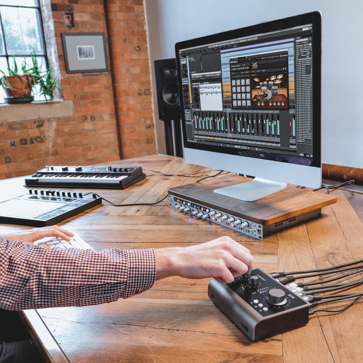 Black USB-C Audio Interface with 2 Microphone Preamps O731281